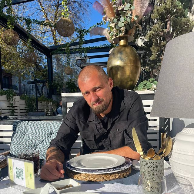 Gabi Tamaș, ipostaze incredibile înaintea meciului din sferturile de finală ale Cupei României! Aburit de alcool, fundașul a făcut genuflexiuni într-un restaurant de lux din Capitală