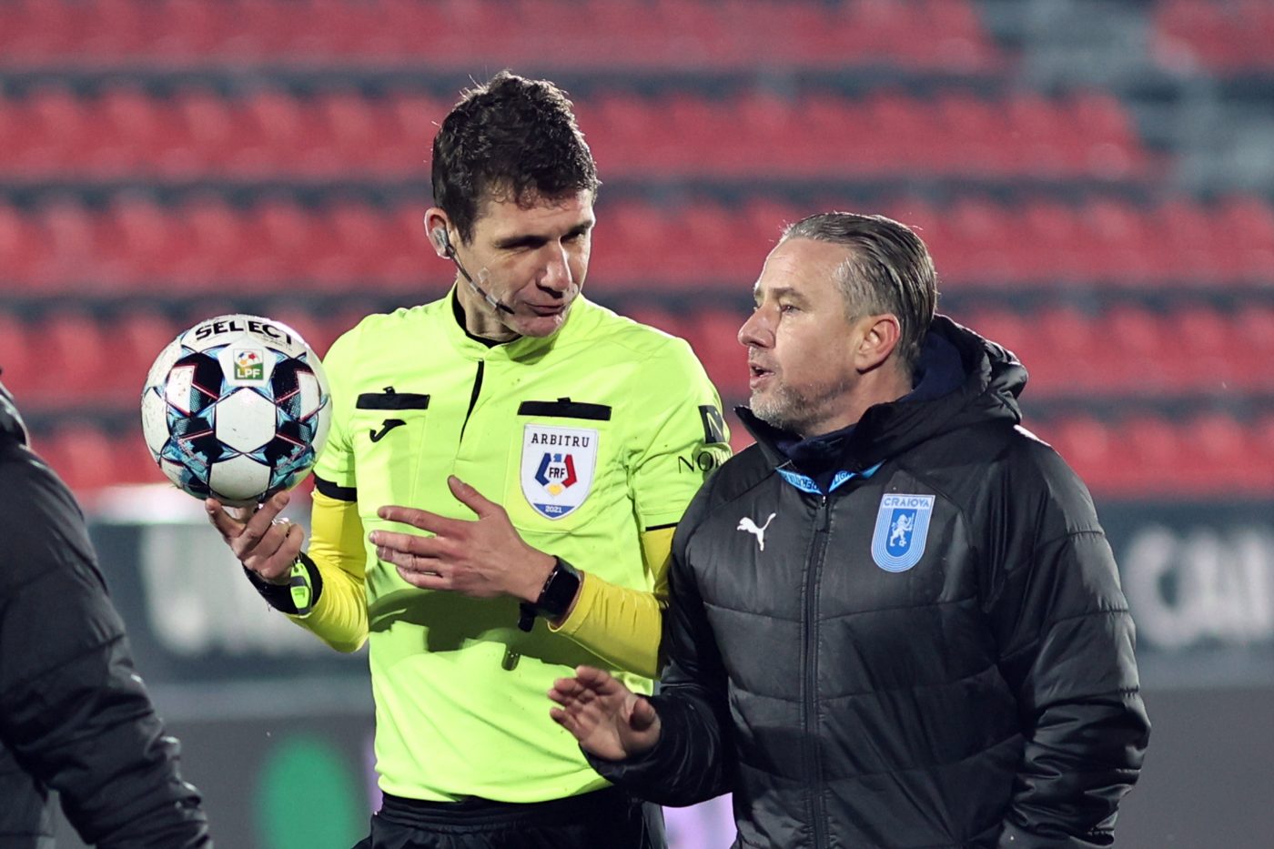 Oficialii de la Voluntari pun tunurile pe Laurențiu Reghecampf și Universitatea Craiova: „Ascund neputința în spatele greșelilor de arbitraj!”