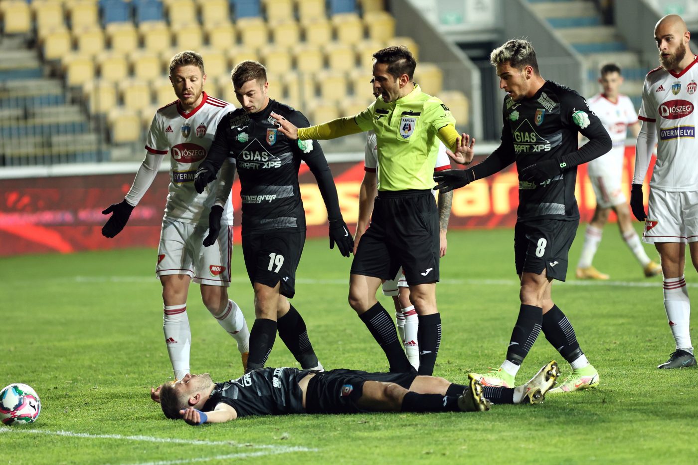 Meme Stoica face glume pe seama arbitrului Sebastian Colțescu. „Dacă nu ar fi careuri, ar fi top trei în lume!”