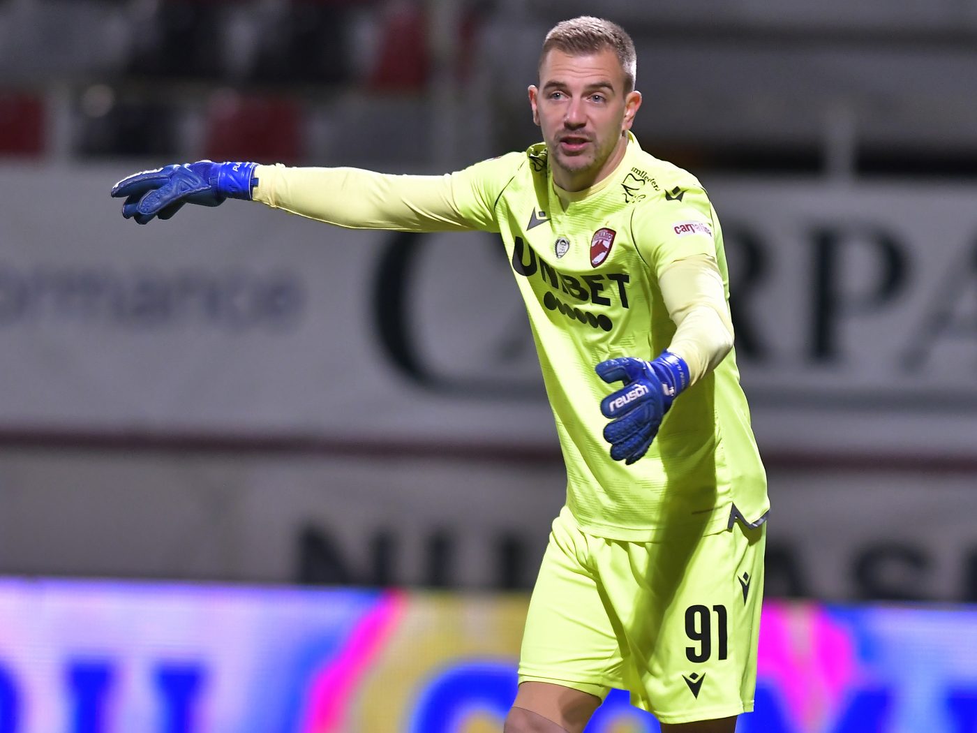 Plamen Iliev, contre cu arbitrul Ovidiu Hațegan după penalty-ul acordat Chindiei. „Sunt mulți nervi și e greu!”