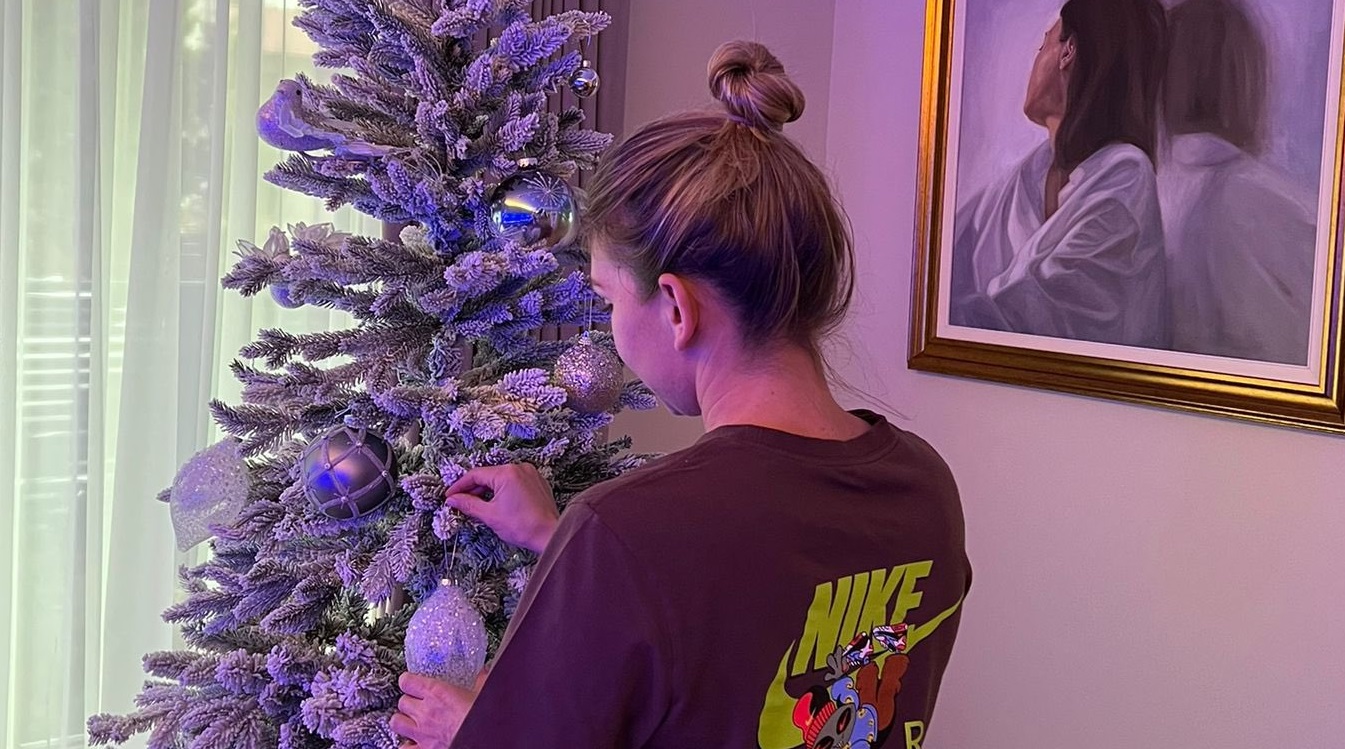 Simona Halep, așa cum nu ai mai văzut-o niciodată! A împodobit bradul de Crăciun în două zile | FOTO
