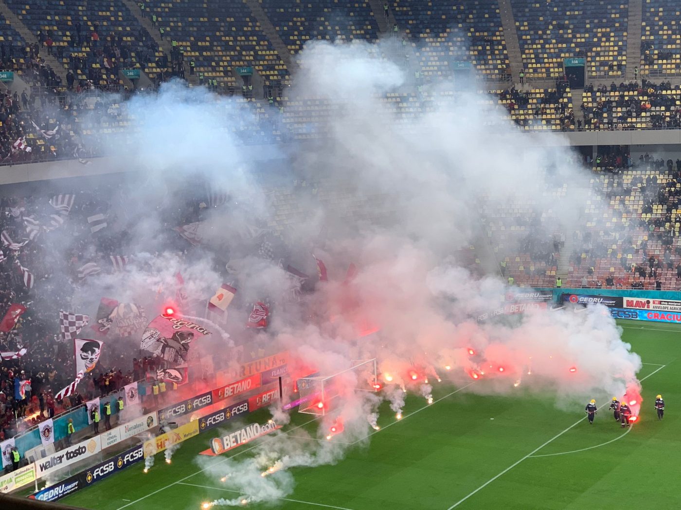 Spectacol pirotehnic ca pe vremuri în derby-ul FCSB – Rapid! Arsenalul de fumigene, torțe și petarde a întrerupt meciul de pe Arena Națională | FOTO