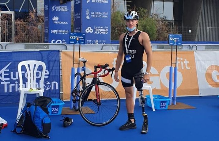 Și-a pierdut piciorul după un accident la rugby și a ajuns campion mondial la înot și vicecampion mondial la triatlon!