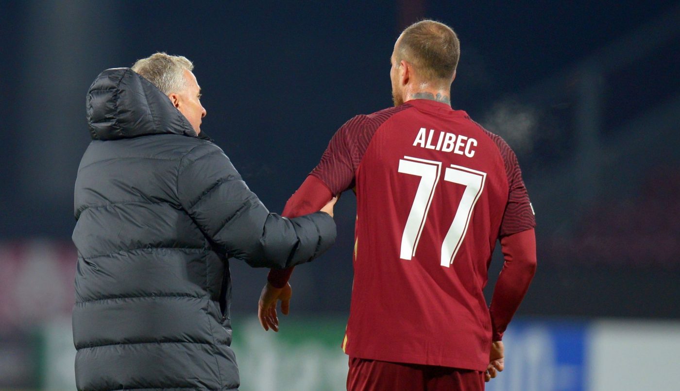 Reacția uluitoare a lui Denis Alibec când a trebuit să îl caracterizeze pe Dan Petrescu, antrenorul care l-a dat afară de la CFR Cluj! VIDEO