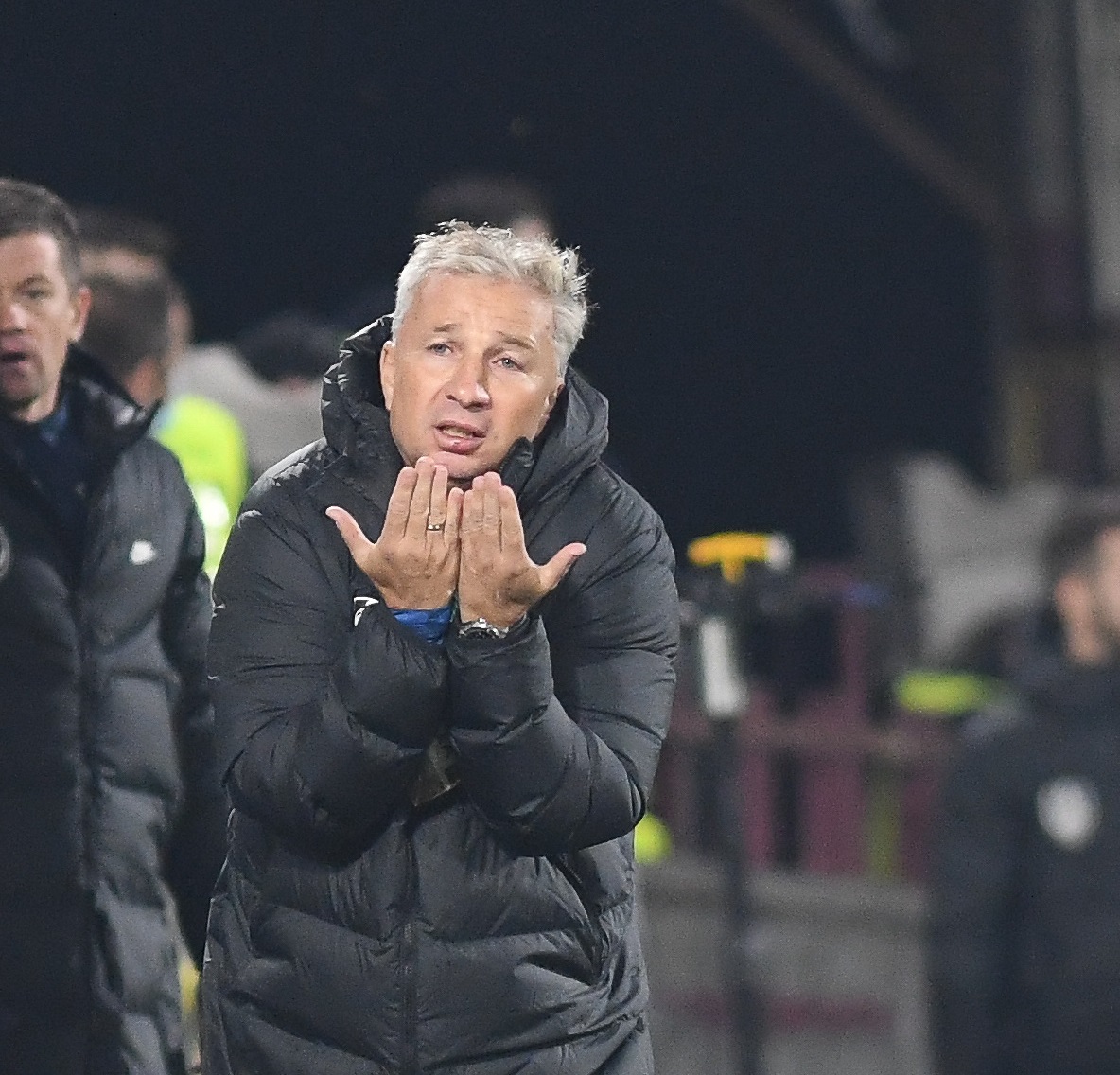 Dan Petrescu a explodat după al șaselea succes consecutiv în Liga 1: „Nu înțeleg, asta e o crimă! Ne batem ca idioții!”. Care este nemulțumirea antrenorului de la CFR Cluj