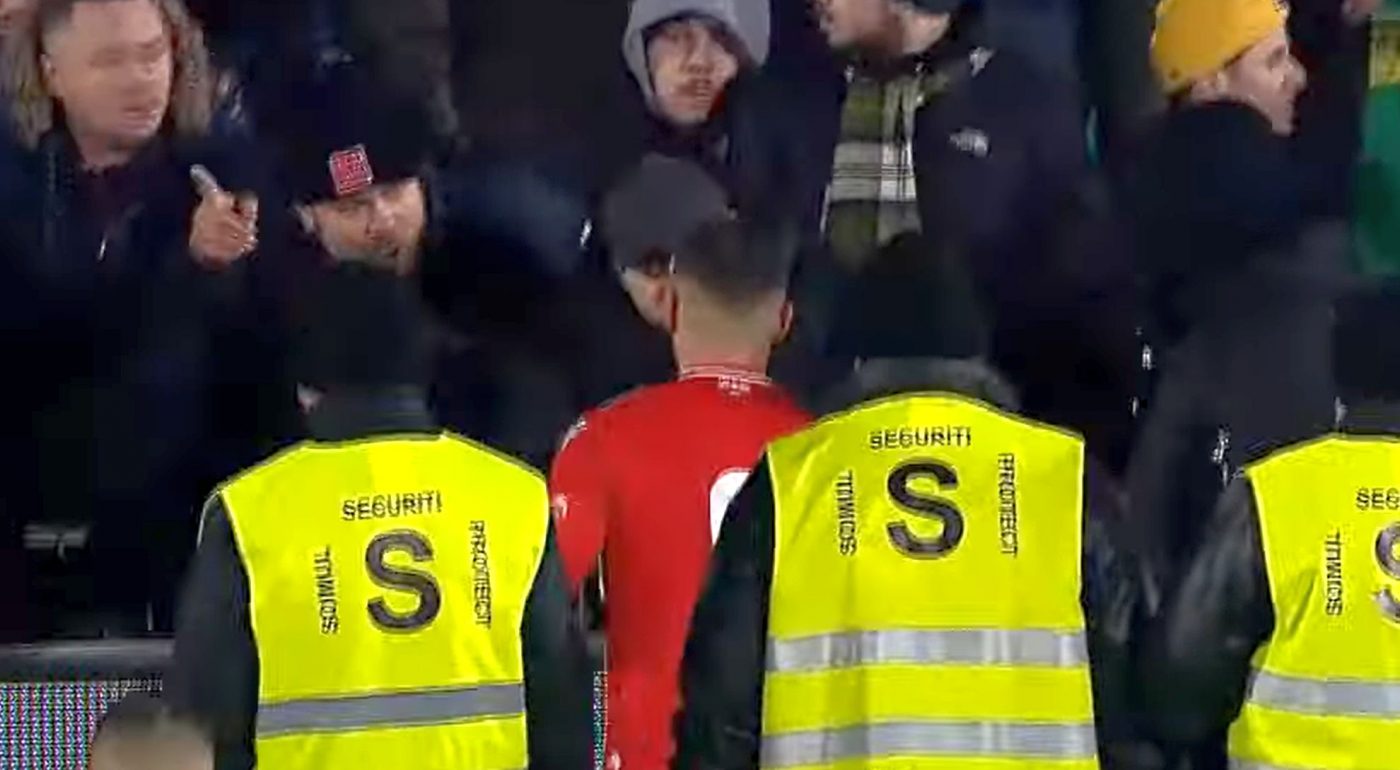 Deian Sorescu, umilit de suporterii lui Dinamo: l-au dezbrăcat de tricou cu forța și au aruncat cu el pe jos! Prima reacție a fotbalistului