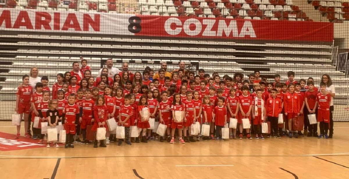 Bucurie mare pentru copiii de la Academia de Handbal Dinamo! Dan Savenco a intrat în rolul lui Moș Crăciun, iar Saeid Heidarirad l-a ajutat să le împartă cadouri piticilor | FOTO
