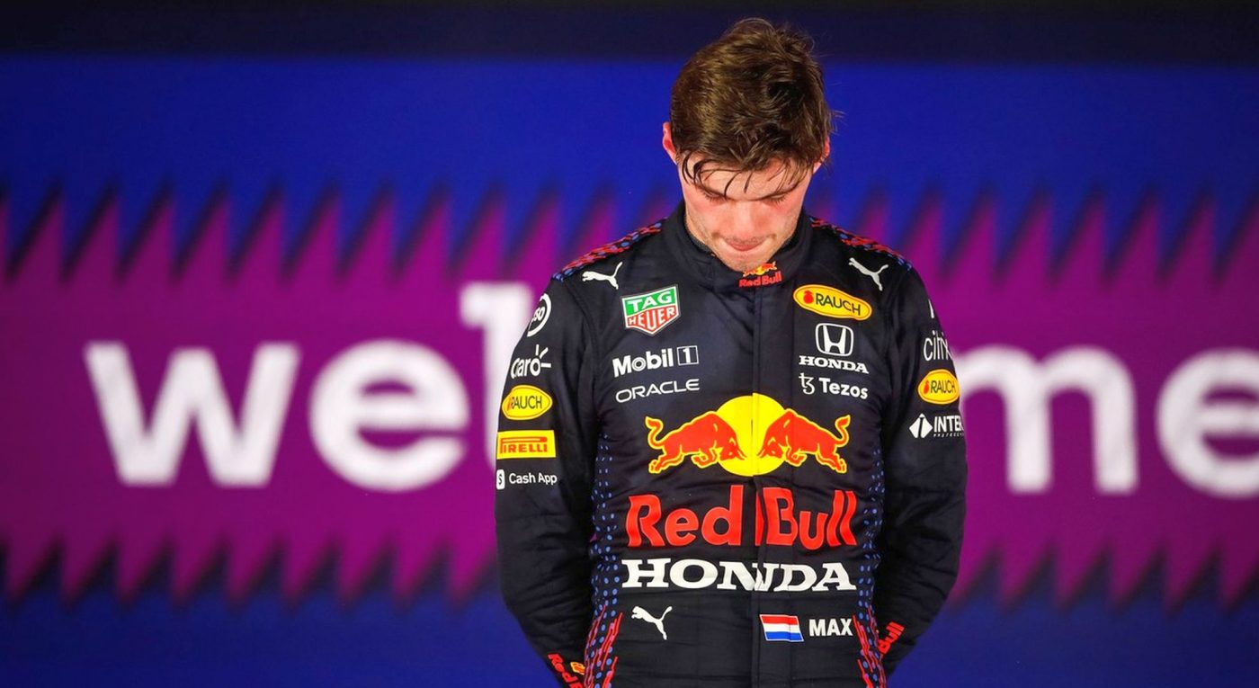 Max Verstappen, cum n-a mai fost văzut în Formula 1! Ce a făcut când Lewis Hamilton a deschis șampania pe podium | VIDEO