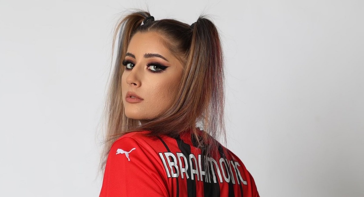 Andreea Prisacariu s-a pozat cu tricoul lui Ibrahimovic, într-o ipostază provocatoare, iar golgheterul Ligii 1 a comentat imediat! GALERIE FOTO
