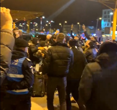 Atmosferă incredibilă la aeroport! Suporterii au sărbătorit calificarea celor de U BT Cluj Napoca în optimile Basketball Champions League | VIDEO