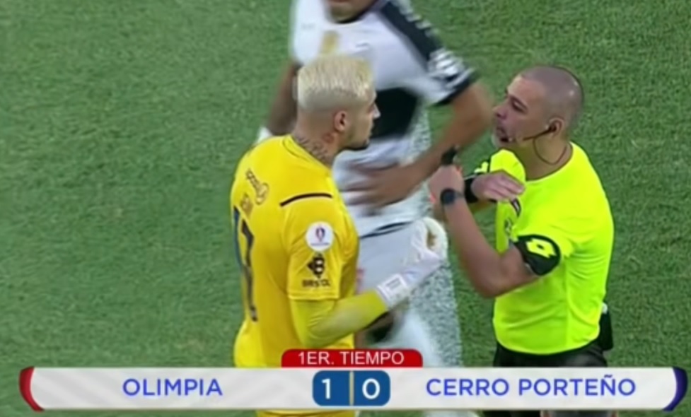 Moment colosal în istoria fotbalului: primul fotbalist eliminat cu VAR înainte ca un meci să înceapă! Gestul pentru care un portar a fost dat afară în derby-ul Paraguayului și de ce echipa lui a evoluat în 11 jucători | VIDEO