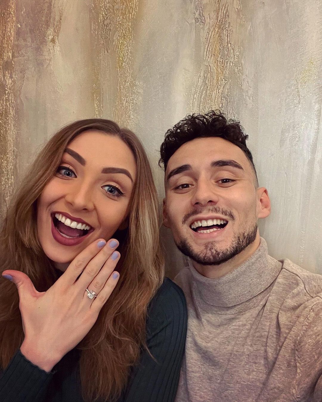 Nicolae Carnat și-a cerut iubita în căsătorie chiar în noaptea de Revelion! Fotbalistul Rapidului e în al nouălea cer: „Cel mai frumos «Da» din viața mea!” | FOTO