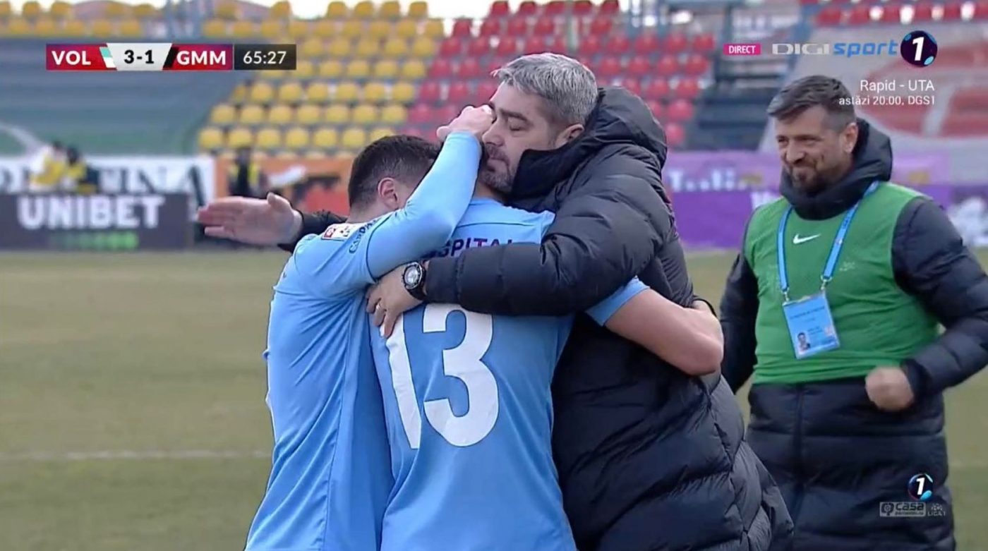 Moment emoționant în FC Voluntari – Gaz Metan Mediaș! Denis Ciobotariu a marcat pentru echipa antrenată de către tatăl său! Cum au reacționat cei doi | FOTO & VIDEO