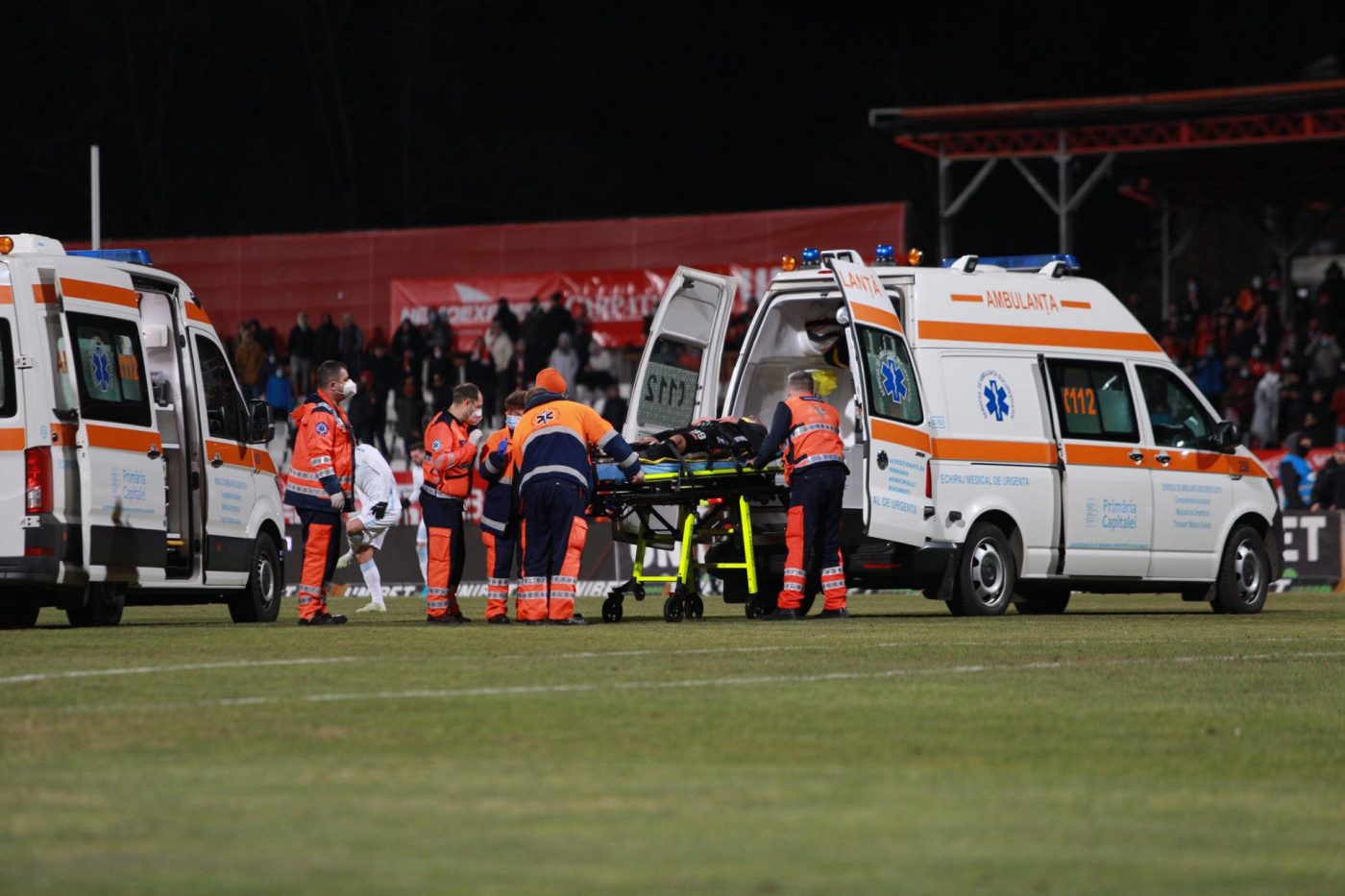 Alertă la Dinamo – FCSB! Bulgarul Antoni Ivanov, luat cu ambulanța de pe teren în urma unui contact dur cu Darius Olaru | FOTO