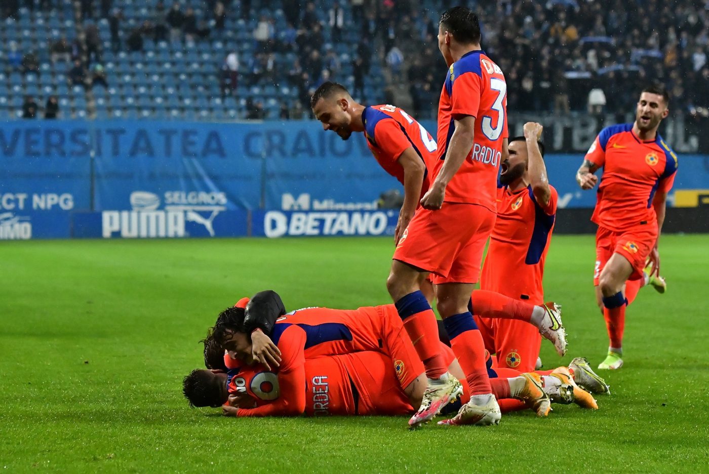 Un fotbalist de la FCSB a fost grav afectat de COVID-19. „A ieșit de la antrenament, s-a văzut că nu e ok!”