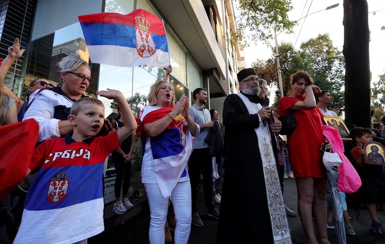 Biserica Ortodoxă intervine în cazul lui Novak Djokovic: „Mult iubite Nole, ne rugăm pentru tine!” Un preot a ținut slujba în fața hotelului în care e închis sârbul | VIDEO