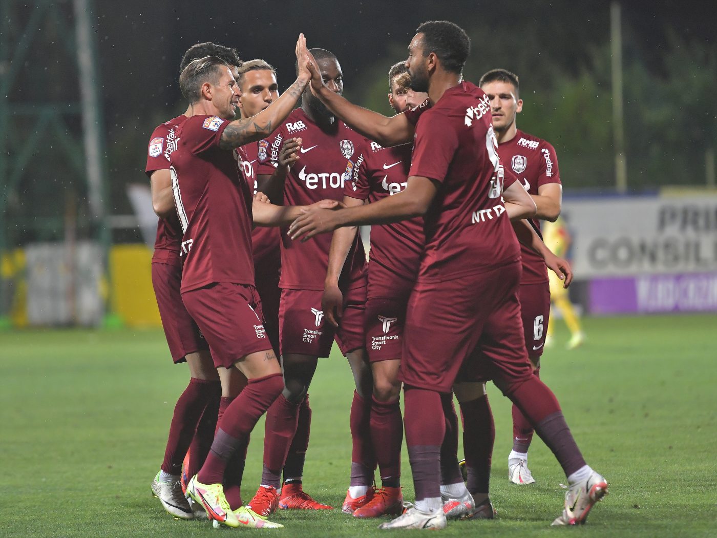 CFR Cluj poate rămâne fără golgeterul echipei! Fotbalistul încă nu a ajuns în cantonamentul din Spania și riscă să fie trecut pe linie moartă de antrenorul Dan Petrescu!