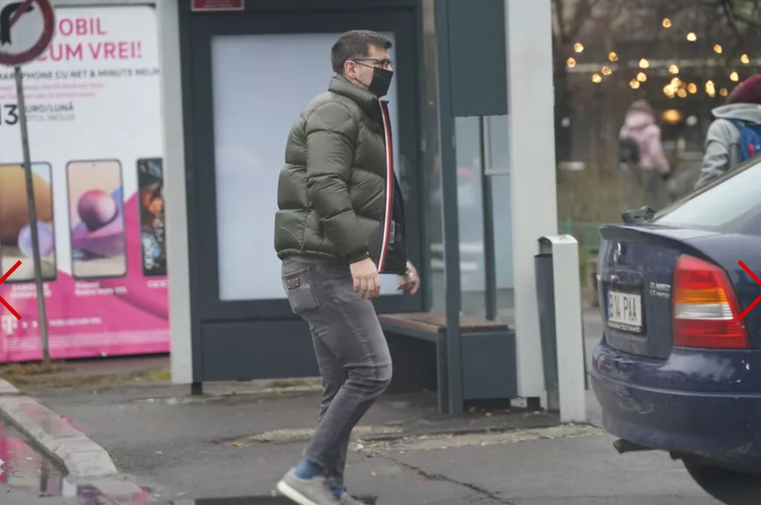 Ce face un bărbat singur când soția e plecată la mii de kilometri depărtare? Cum a fost surprins Toni Iuruc, în timp ce Simona Halep face bani pentru familie