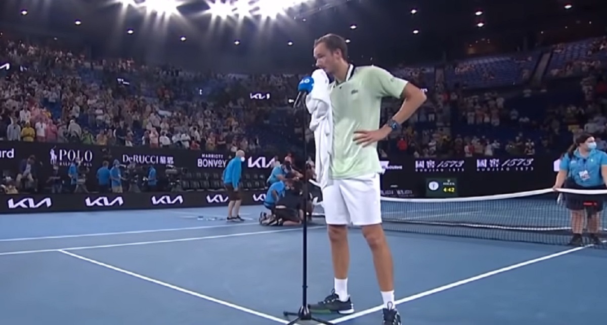 Daniil Medvedev nu s-a putut abține și a vorbit laudativ despre Novak Djokovic, chiar pe teren la Australian Open! Cum a reacționat când spectatorii au început să huiduie | VIDEO