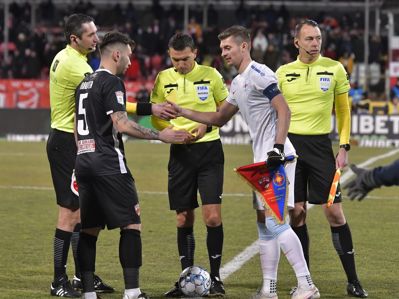 Sebastian Gheorghe intră în istoria Superligii! Devine al 3-lea arbitru asistent cu 400 de partide în primul eșalon. SPECIAL