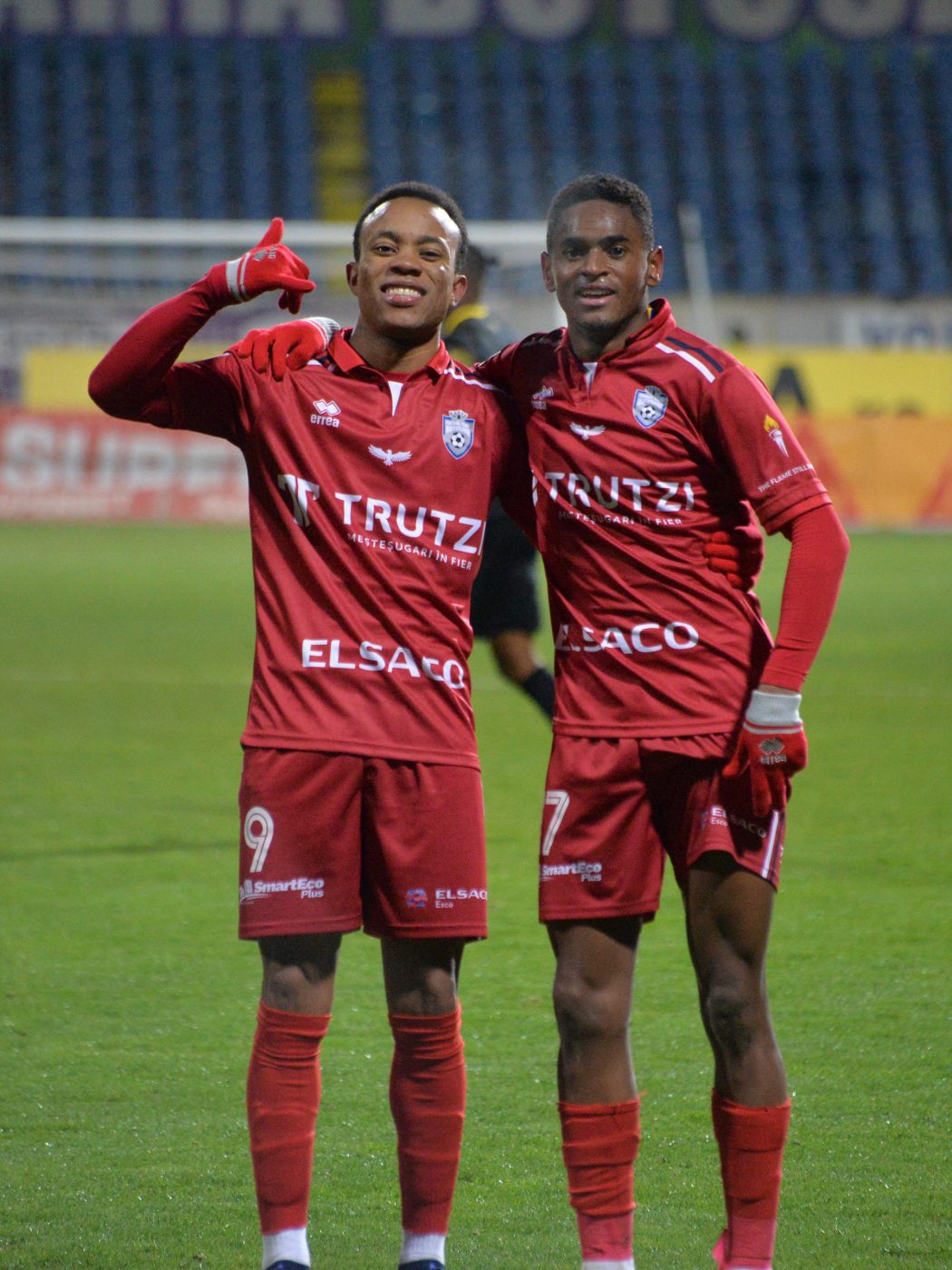 Santos Mateus Barbosa (stânga) si Jandir Breno Souza Silva in meciul de fotbal dintre FC Botosani si Gaz Metan Medias