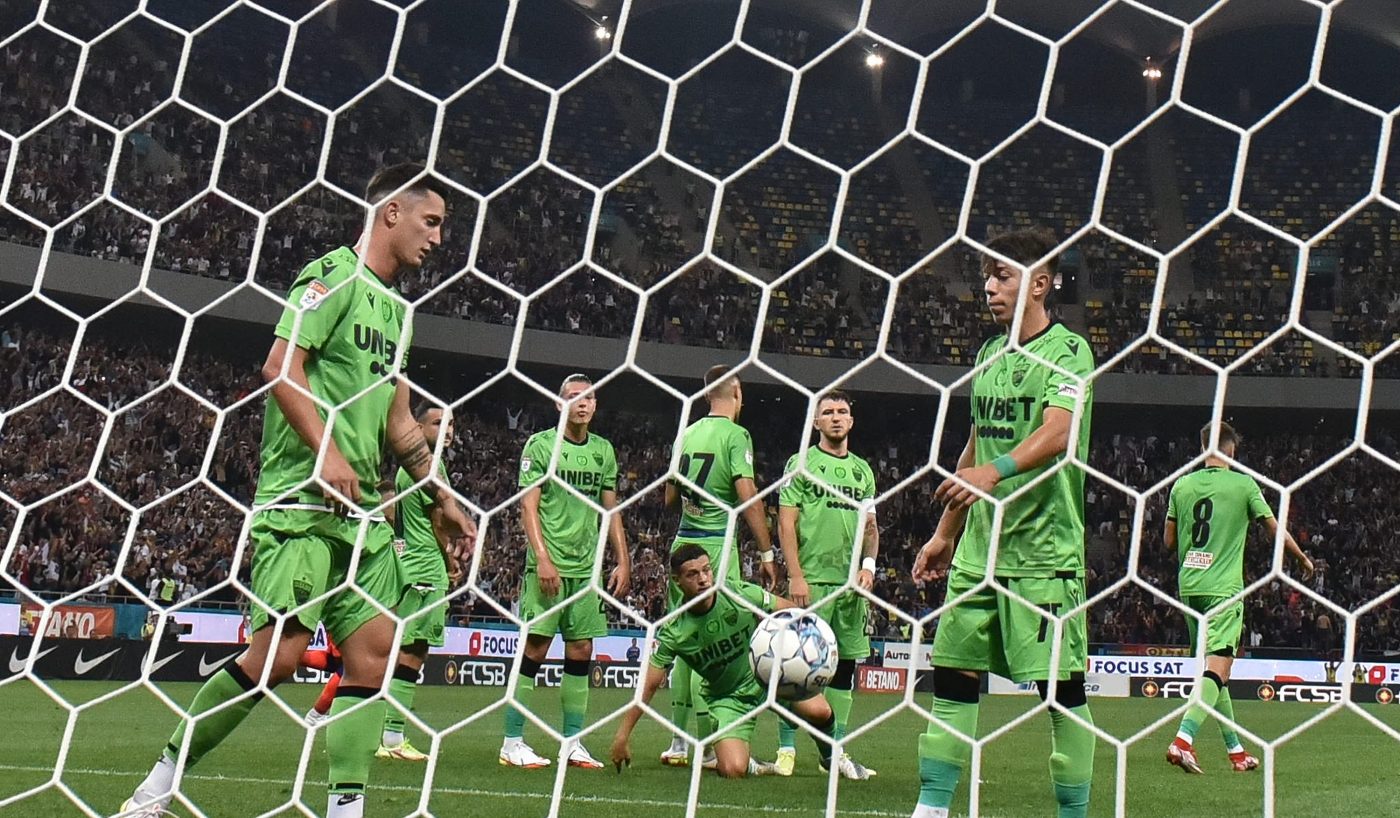 Răsturnare de situație la Dinamo! Un jucător dat ca și plecat va rămâne la echipă și se va lupta pentru titularizare în flancul apărării!