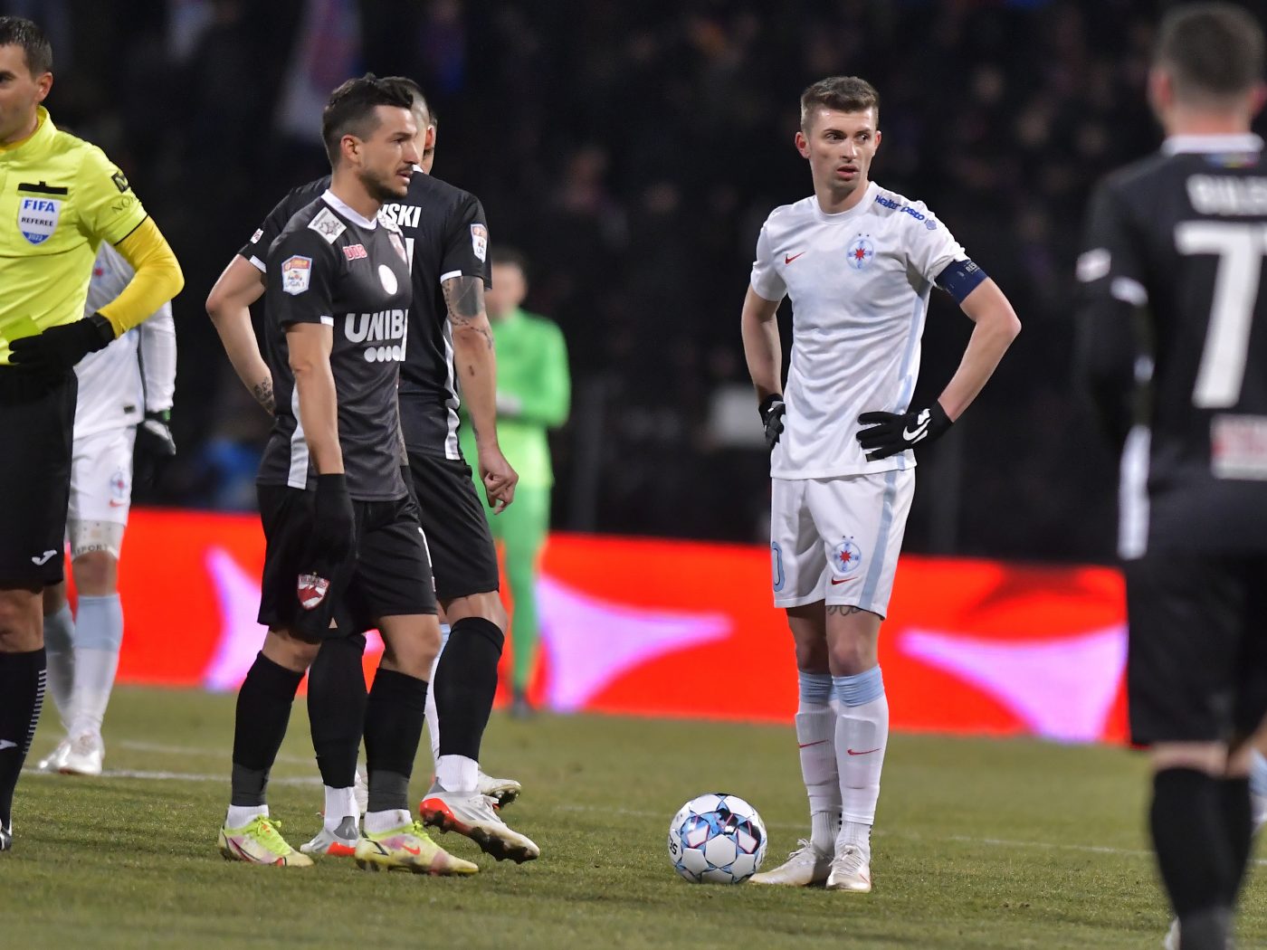 Gigi Becali și-a pierdut răbdarea! Florin Tănase, înlocuit la pauza meciului Dinamo – FCSB! Încă un fotbalist a ieșit după 45 de minute