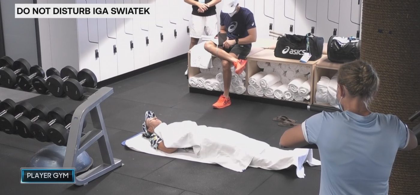 Moment bizar la Australian Open înaintea meciului Sorana Cîrstea – Iga Swiatek! Poloneza și-a făcut siesta chiar în vestiar: „Nu o deranjați!” FOTO