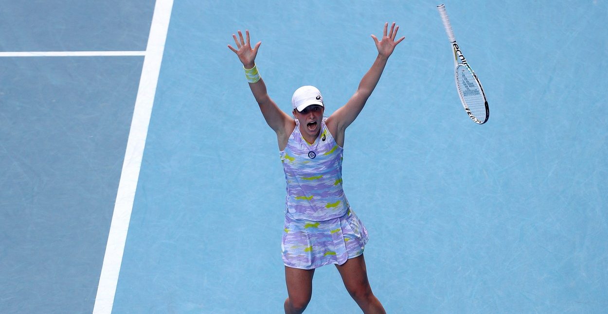 Imaginea zilei la Australian Open! Iga Swiatek, „ucigașa” Soranei Cîrstea din optimi, a sărbătorit calificarea în semifinale într-un mod spectaculos | FOTO & VIDEO