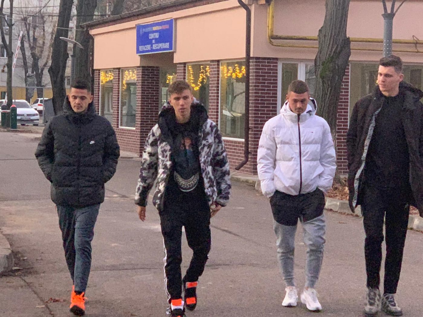 FCSB s-a reunit! Trei jucători nu s-au prezentat la vizita medicală + Un portar în vârstă de 14 ani face parte din lotul „roș-albaștrilor” | FOTO & VIDEO