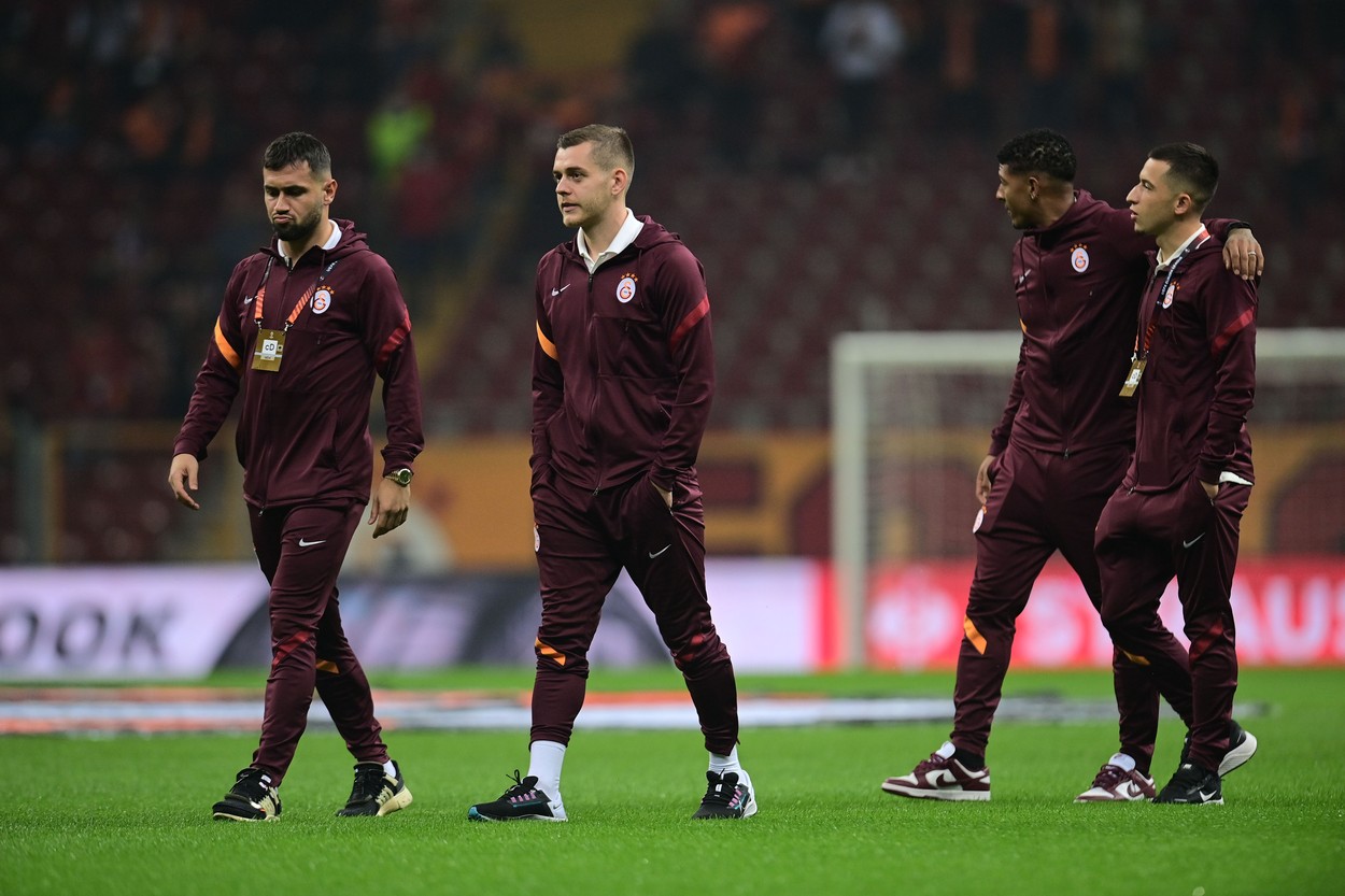 Jucătorii lui Galatasaray, umiliți de ultrași după eșecul cu Giresunspor. „Dați-vă jos tricourile și dispăreți!”