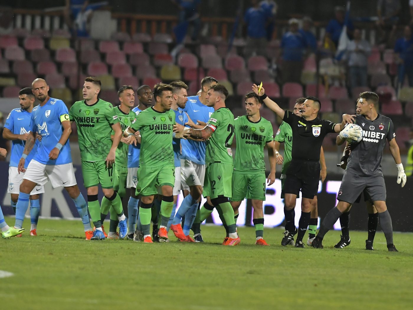 Încă două plecări de la Dinamo! „Câinii” au renunțat la fotbalistul care a încălcat restricțiile! Omul lui Rednic și-a reziliat și el contractul | EXCLUSIV