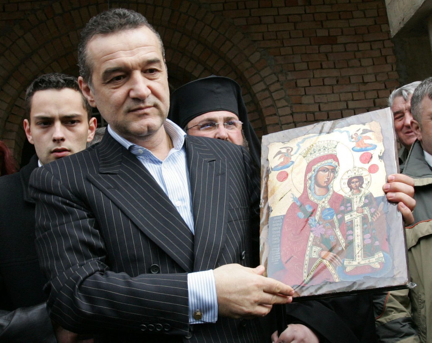 Gigi Becali vrea să cumpere casa lui Arsenie Boca, dar a amuțit când a auzit câți bani trebuie să dea! Suma e colosală și ar fi mai scumpă decât orice transfer de fotbalist din istoria FCSB