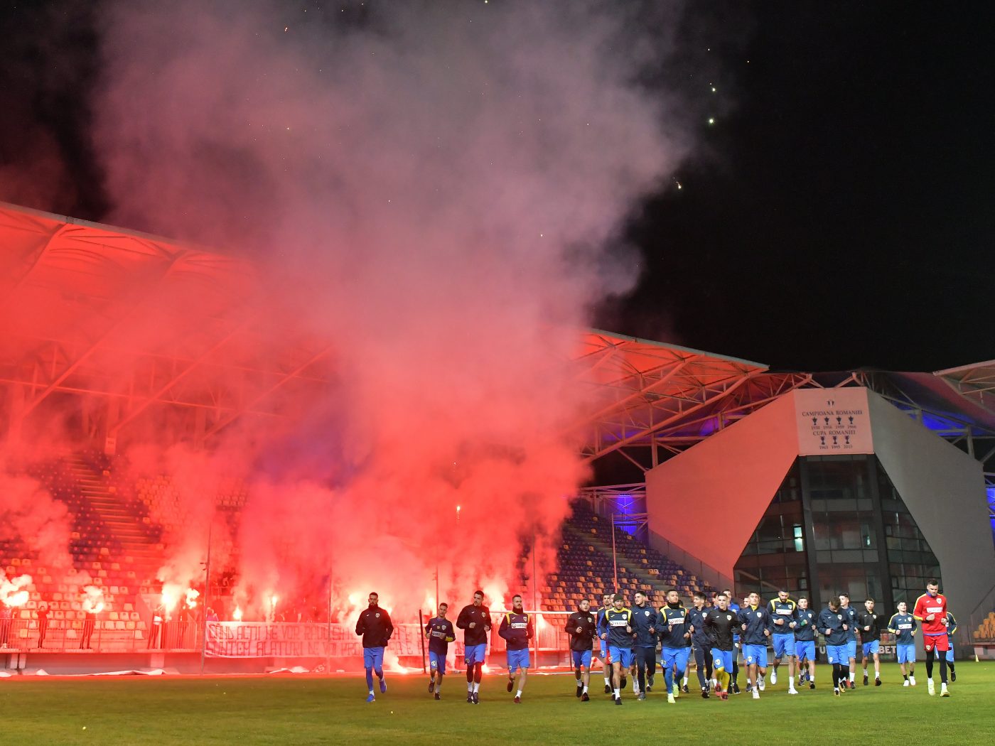 Fotbaliștii Petrolului, ”încărcați” de suporteri! Takayuki Seto: ”E prima dată când mi se întâmplă așa ceva.” Mesajul liderului Eugeniu Cebotaru și prima impresie a lui Mihai Velisar la revenirea pe ”Ilie Oană”