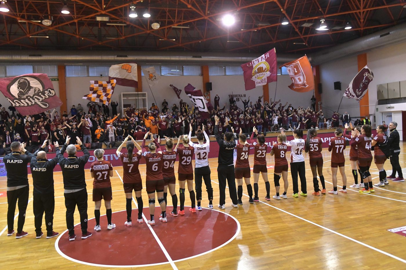 Rapid, ambiții foarte mari la debutul în Liga Campionilor la handbal feminin! Ultrașii din Giulești promit spectacol în tribune: „Sala o să fie plină la fiecare meci!” | EXCLUSIV