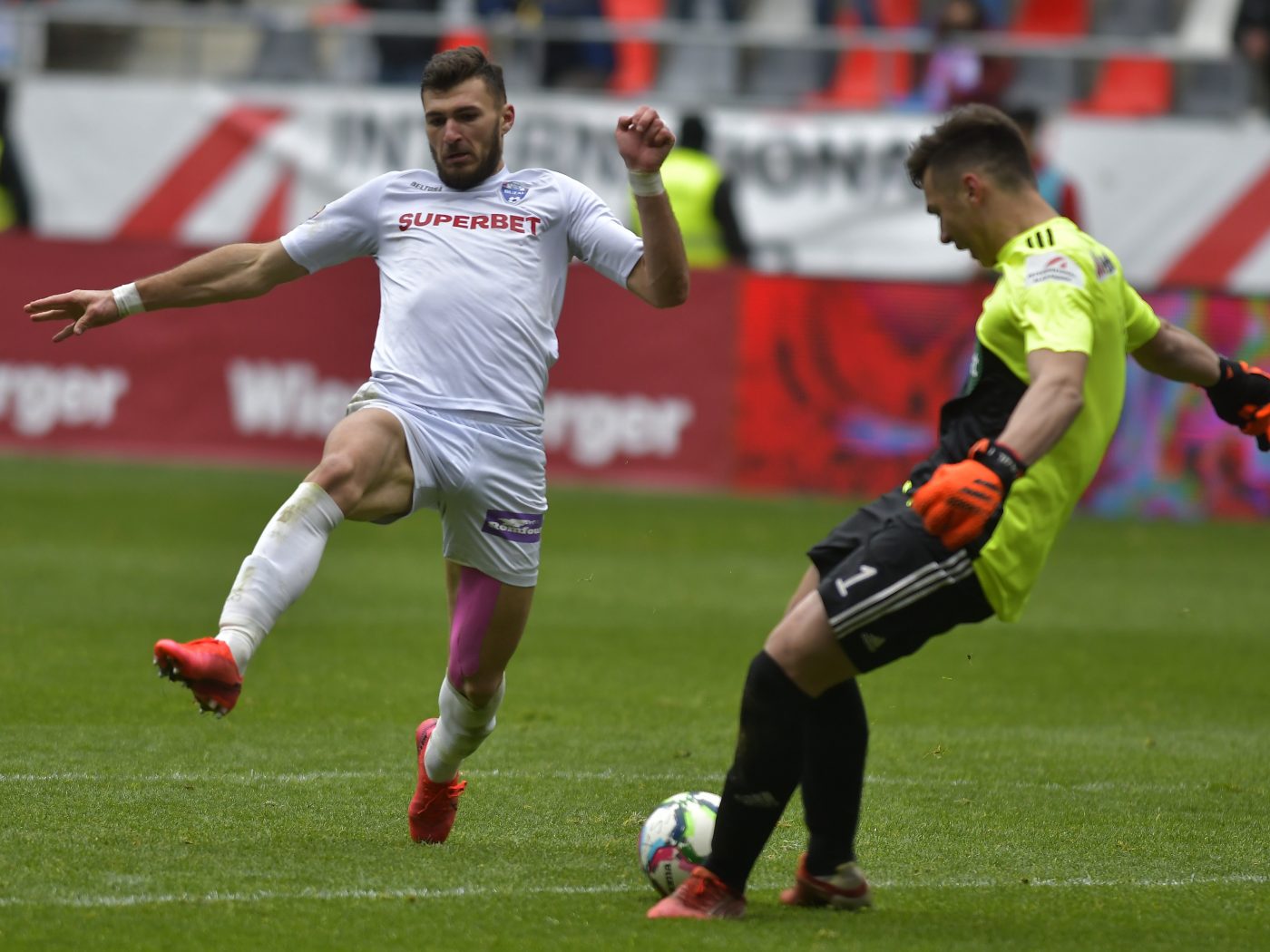 FC Brașov i-a dat lovitura Buzăului: i l-a suflat pe golgheterul Adi Chică-Roșă! Alți doi jucători semnează cu trupa antrenată de Dan Alexa