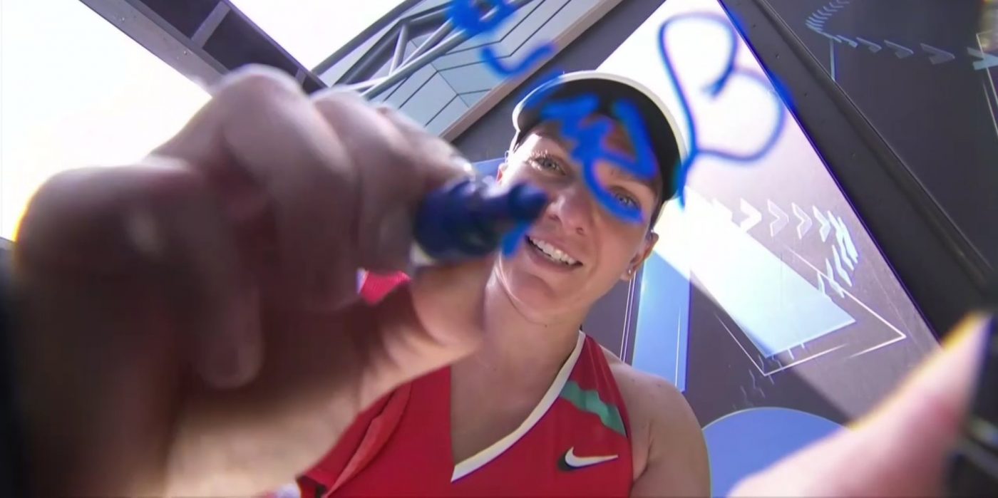 Simona Halep, savuroasă după debutul victorios de la Australian Open! Ce a scris pe camera de filmat: „Zâmbiți, vă rog!” VIDEO