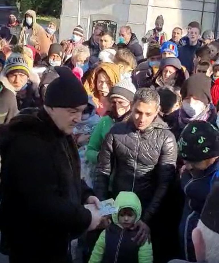 Imagini greu de descris în cuvinte: e mare omenia sau sărăcia? Sute de nevoiași au făcut coadă în fața Palatului, iar Gigi Becali a împărțit baconote de 200 de lei la foc automat | VIDEO