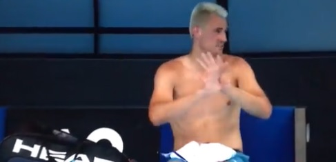 Moment incredibil la Australian Open! Un jucător a vrut să iasă de pe teren în timpul meciului: „Sigur am COVID”