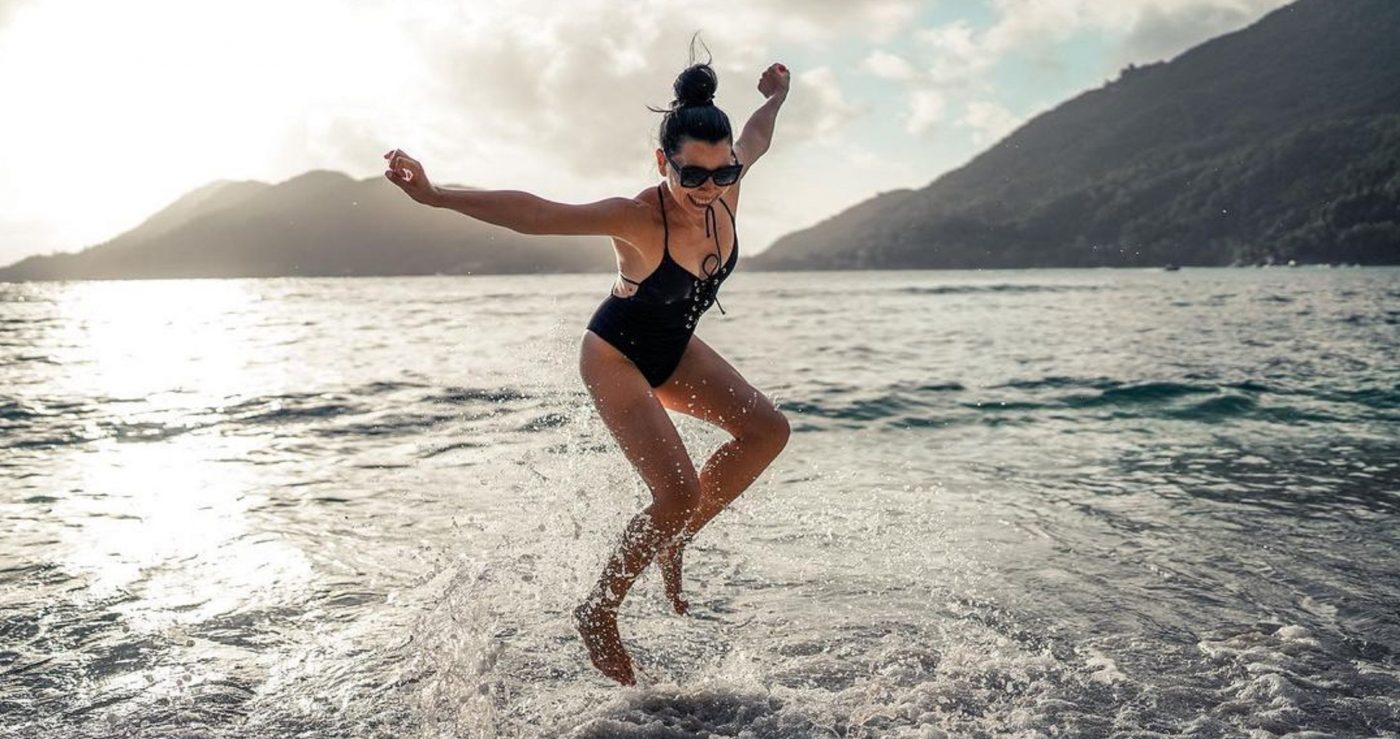 Imaginile cu Corina Caragea candidează deja la cele mai hot ale anului! Cum arată frumoasă prezentatoare a știrilor sportive de la PRO TV în costum de baie, pe plajele din Seychelles! GALERIE FOTO