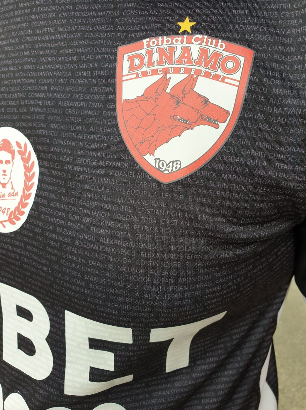 Jucătorii lui Dinamo se înclină în fața suporterilor din DDB! „Câinii” vor purta un echipament unic în meciul cu FCSB: „Tricourile au devenit un simbol al salvării!”