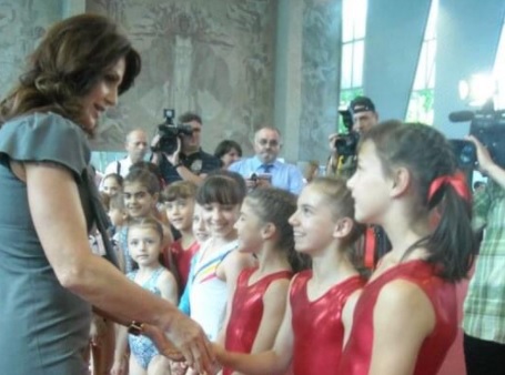 Amintiri cu Nadia Comaneci! Fosta gimnastă, Dora Vulcan, nu va uita clipele trăite în urmă cu zece ani la Onești. „Mama mi-a făcut breton” | SPECIAL