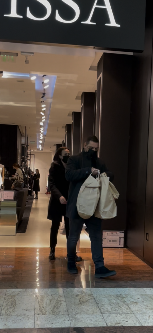 Ce mai face Ionel Ganea în timpul liber. Fostul mare fotbalist, surprins alături de soție la mall. Gestul de gentleman pe care l-a făcut | FOTO