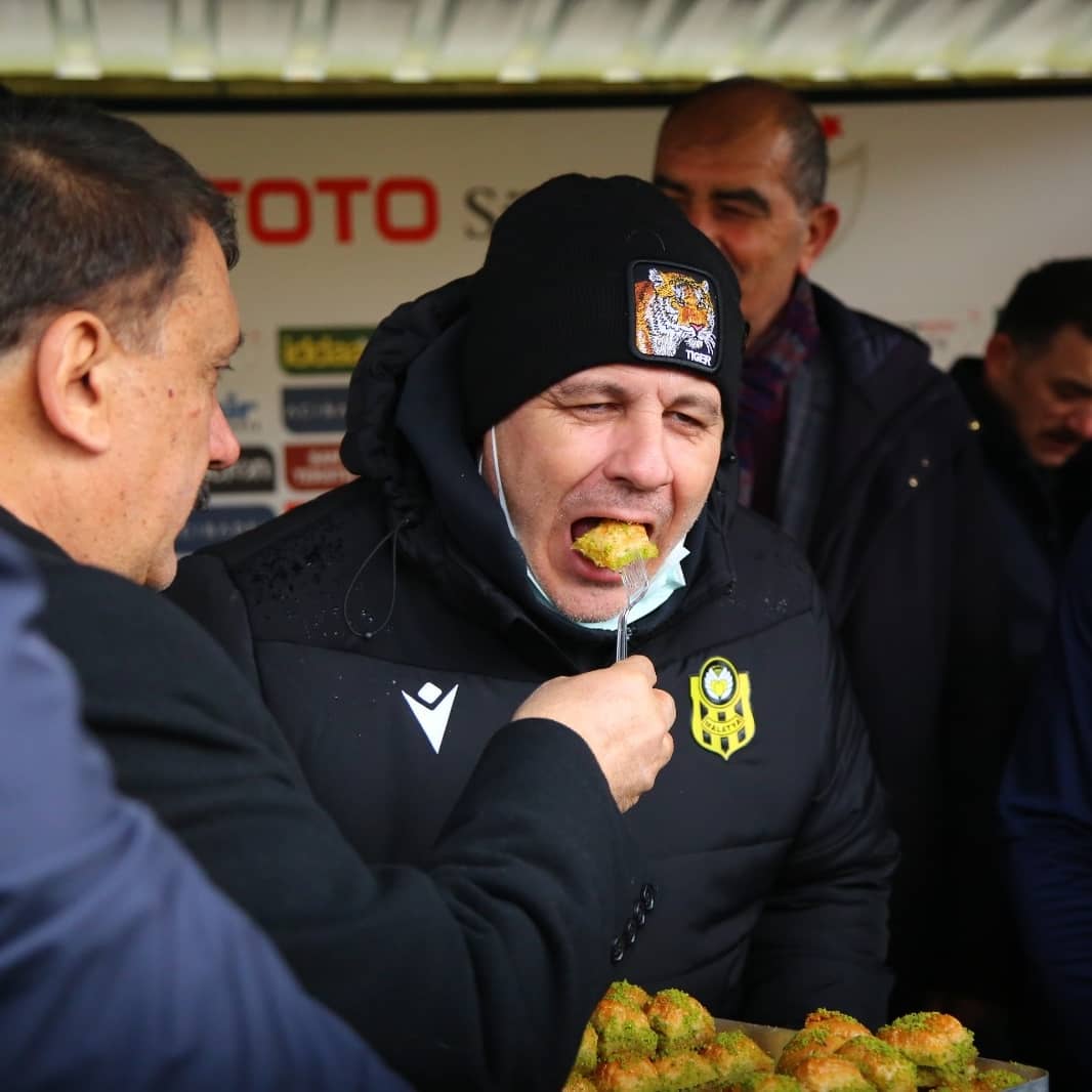 Marius Șumudică a fost „îndopat” cu baclavale de fanii lui Malatyaspor! „Ar fi o onoare să am paşaport turcesc”