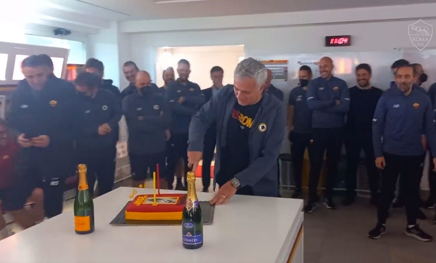 Scene de senzație în vestiarul Romei: fotbaliștii l-au sărbătorit pe portughezul Jose Mourinho, care a împlinit miercuri 59 de ani! VIDEO
