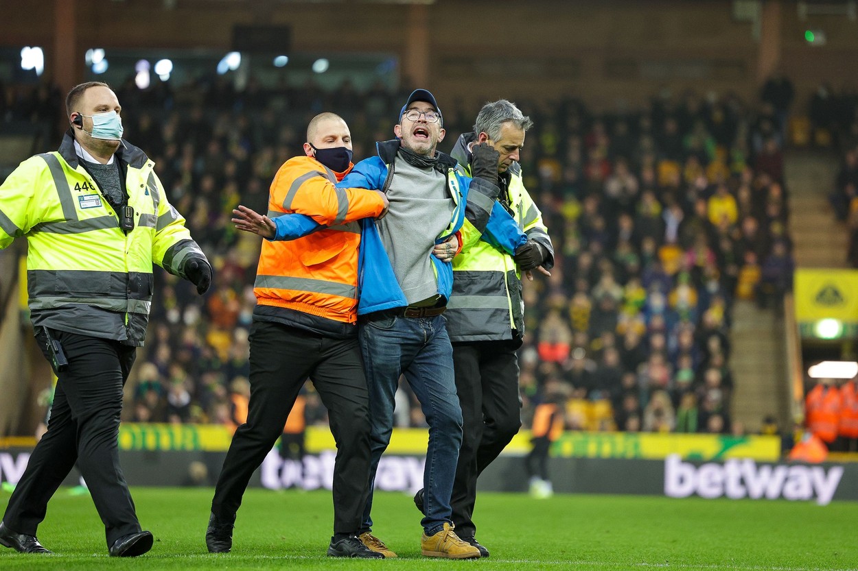 Un fan furios al lui Everton a intrat pe teren și a încercat să îl atace pe managerul Rafa Benitez, în timpul înfrângerii, 1-2, cu ultima clasată din Premier League, Norwich!