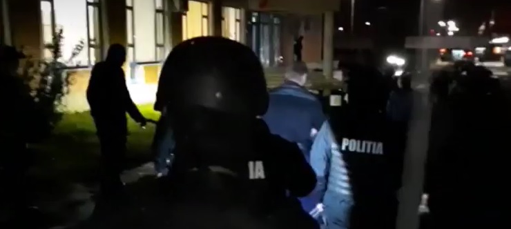 Criminalul din K1, Ștefan Achim, care a ucis un tânăr din Bacău după ce a descărcat 4 gloanțe în el, extrădat în România într-o operațiune ultra-secretă! L-au legat în lanțuri și l-au adus cu mașina, pentru că firma aviatică nu a avut curaj să își asume transportul