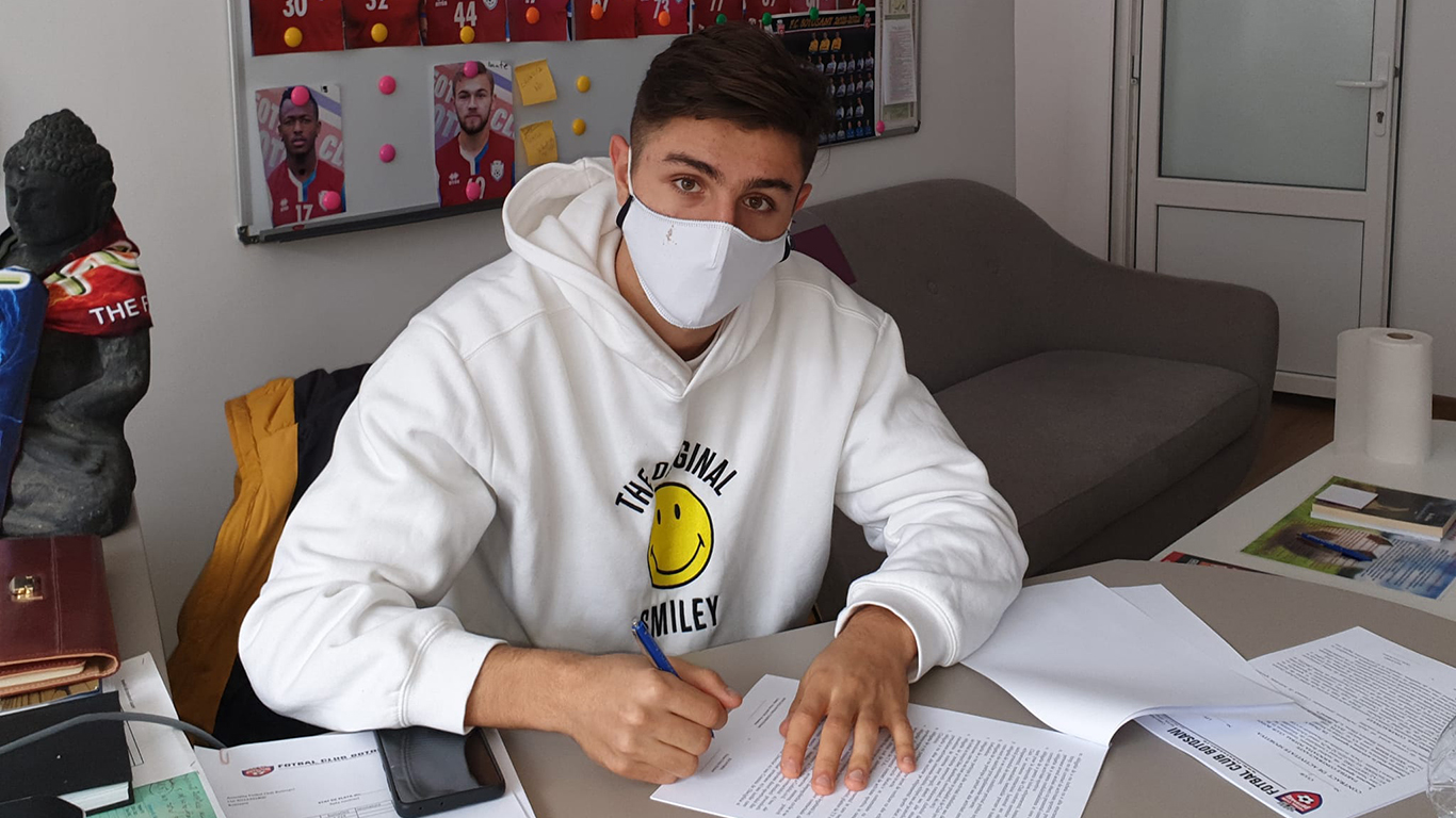 FOTO | FC Botoșani a prezentat înlocuitorul lui Racovițan, însă anunțul a fost șters la scurt timp după publicare. Suporterii Universității Cluj au izbucnit
