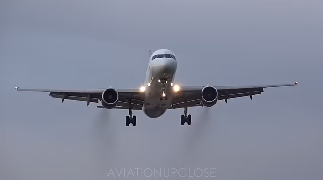 Imaginile groazei! Avionul în care se afla toată delegația lui Manchester City, în frunte cu Pep Guardiola, a fost obligat să aterizeze de urgență, după ce vântul era să dărâme aeronava! Pilotul a adus aparatul la sol în Liverpool, după 3 tentative eșuate la Manchester | VIDEO