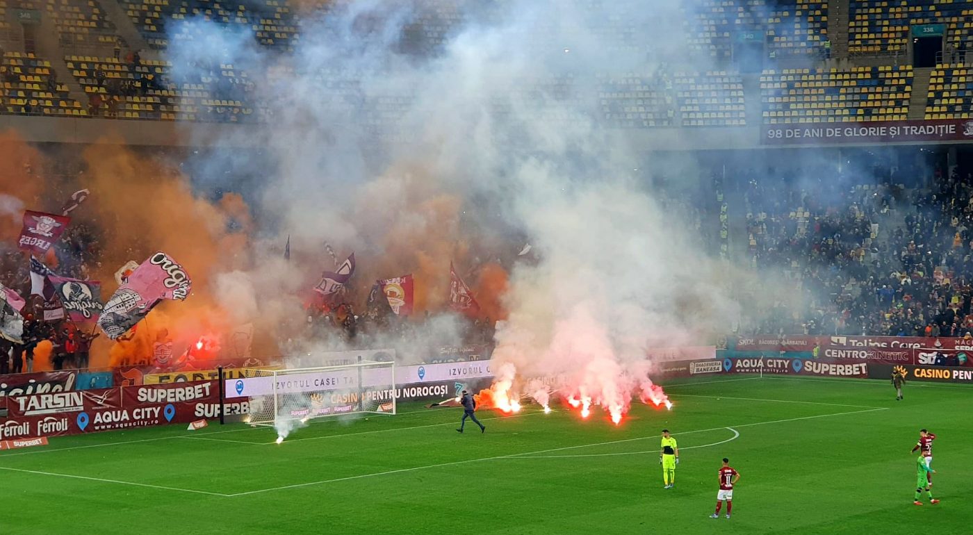 Suporterii lui Rapid riscă o nouă suspendare! Spectacol pirotehnic soldat cu victime la derby-ul cu Dinamo | FOTO